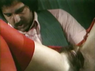 ਸੁਨਹਿਰੀ MILF ਆਪਣੇ ਮਾਲਕ ਨੂੰ ਇੱਕ ਉਚਿਤ ਸ਼ਰਧਾਂਜਲੀ ਦਿੰਦੀ ਹੈ ਅਤੇ ਇਸਨੂੰ ਪਿਆਰ ਕਰਦੀ ਹੈ