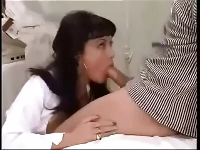 ਨੌਜਵਾਨ brunette ਉਸ ਦੇ ਤੰਗ butthole ਖਿੱਚਿਆ ਹੋਣ ਨੂੰ ਪਸੰਦ ਹੈ
