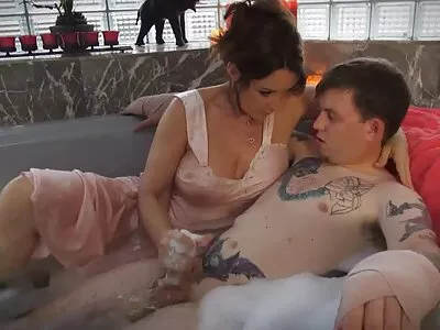 ਇੱਕ ਚਿੱਟੇ ਸੋਫੇ 'ਤੇ cunt ਵਿੱਚ fucked ਵੱਡੀ ਛਾਤੀ ਦੇ ਨਾਲ Hungarian MILF