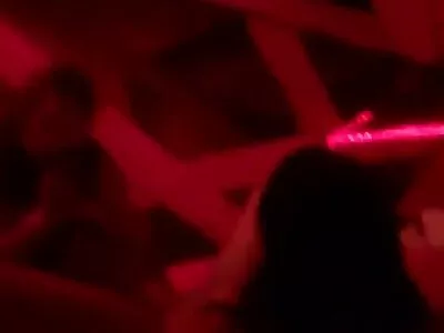 ਸੋਹਣੀ brunette ਕੁੜੀ fucked ਹੋਣ ਦੇ ਅੱਗੇ awesome blowjob ਦੇ ਰਿਹਾ ਹੈ