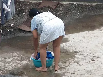 ਦੋ ਕੁੜੀਆਂ ਆਪਣੇ ਗਧਿਆਂ ਦੀ ਸੀਮਾ ਨੂੰ ਪਰਖਦੀਆਂ ਹਨ